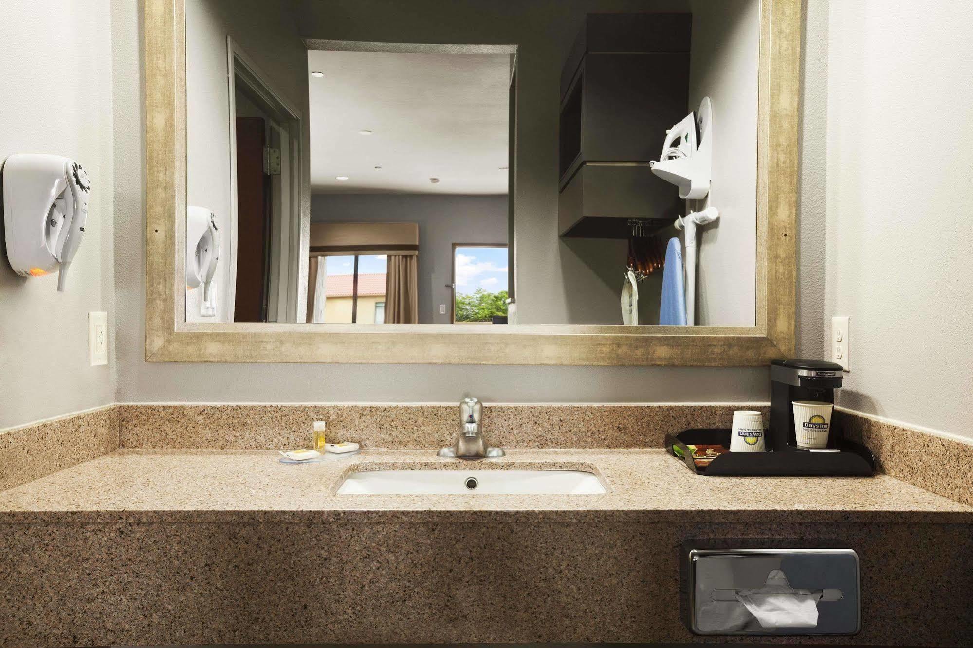 Days Inn & Suites By Wyndham Houston North-Spring Westfield Exteriér fotografie